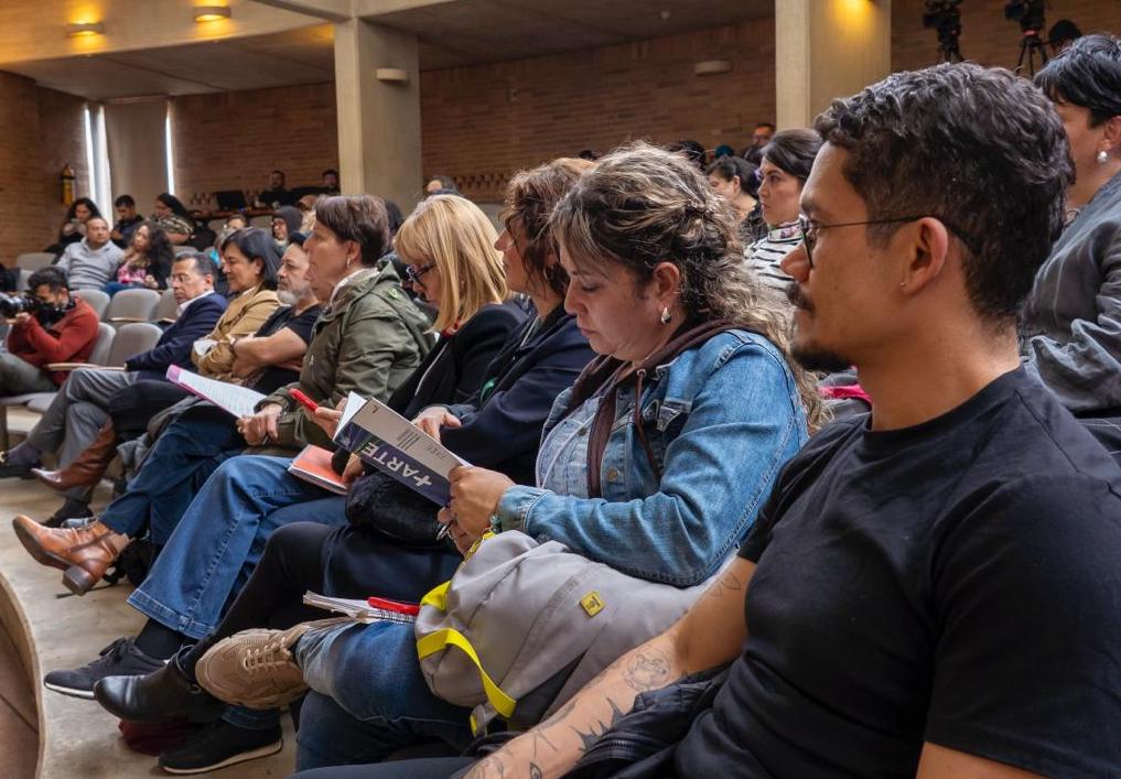 Personas leyendo un catálogo
